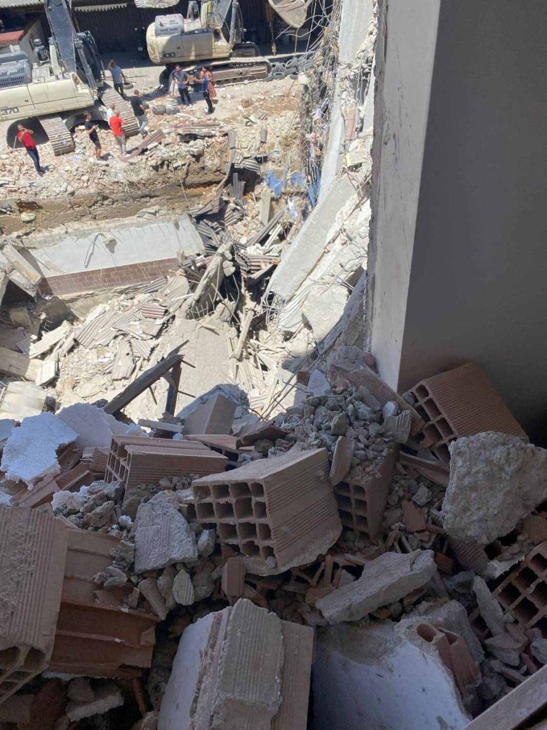 Evde otururken felaketi yaşadılar: Her yer bir anda toz duman oldu! Can havliyle dışarı fırladılar 1